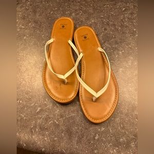 Women’s flip flops, size 10